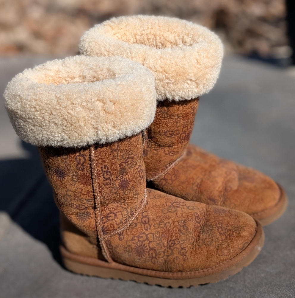 UGG Classic Tall Logo 5808 Boot Women Size 5 Sheepskin Leather Boots